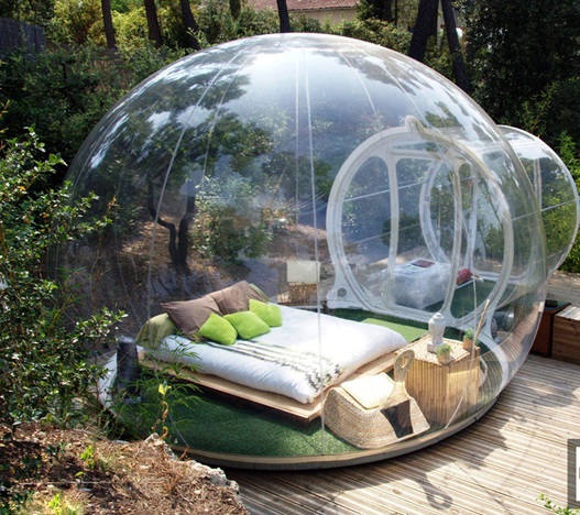 Bubble cũng là một trong những khách sạn nổi tiếng tại Pháp, khi cả căn phòng được xây dựng như quả bong bóng thuỷ tinh, có thể nhìn xuyên thấu cây cỏ và mọi thứ xung quanh.